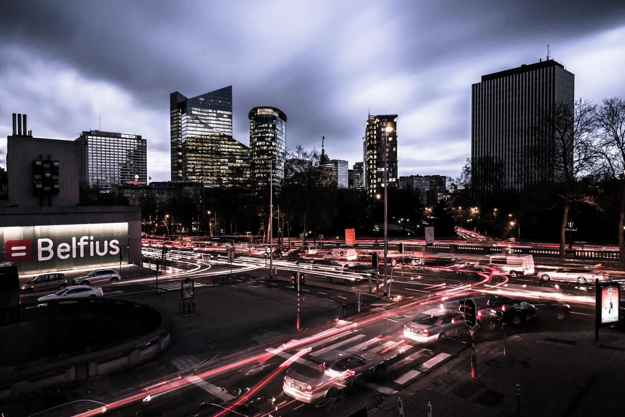 Vue nocturne du Quartier Nord de Bruxelles avec trails lumineux de circulation : certificat PEB en urgence à Bruxelles avec PEBify